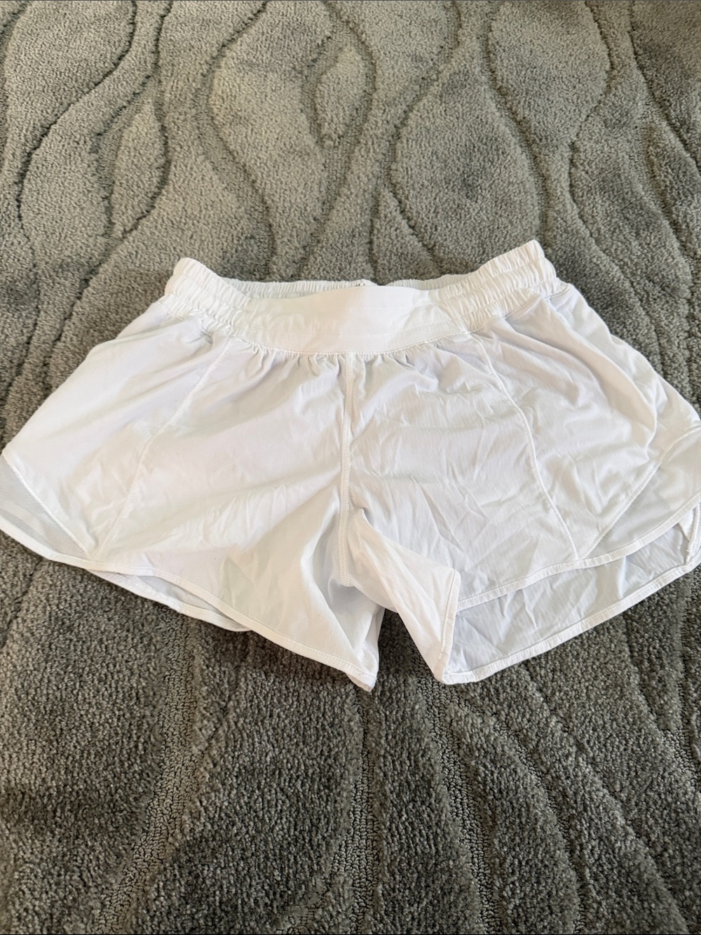 Lululemon size 8 White Women's Active Shorts